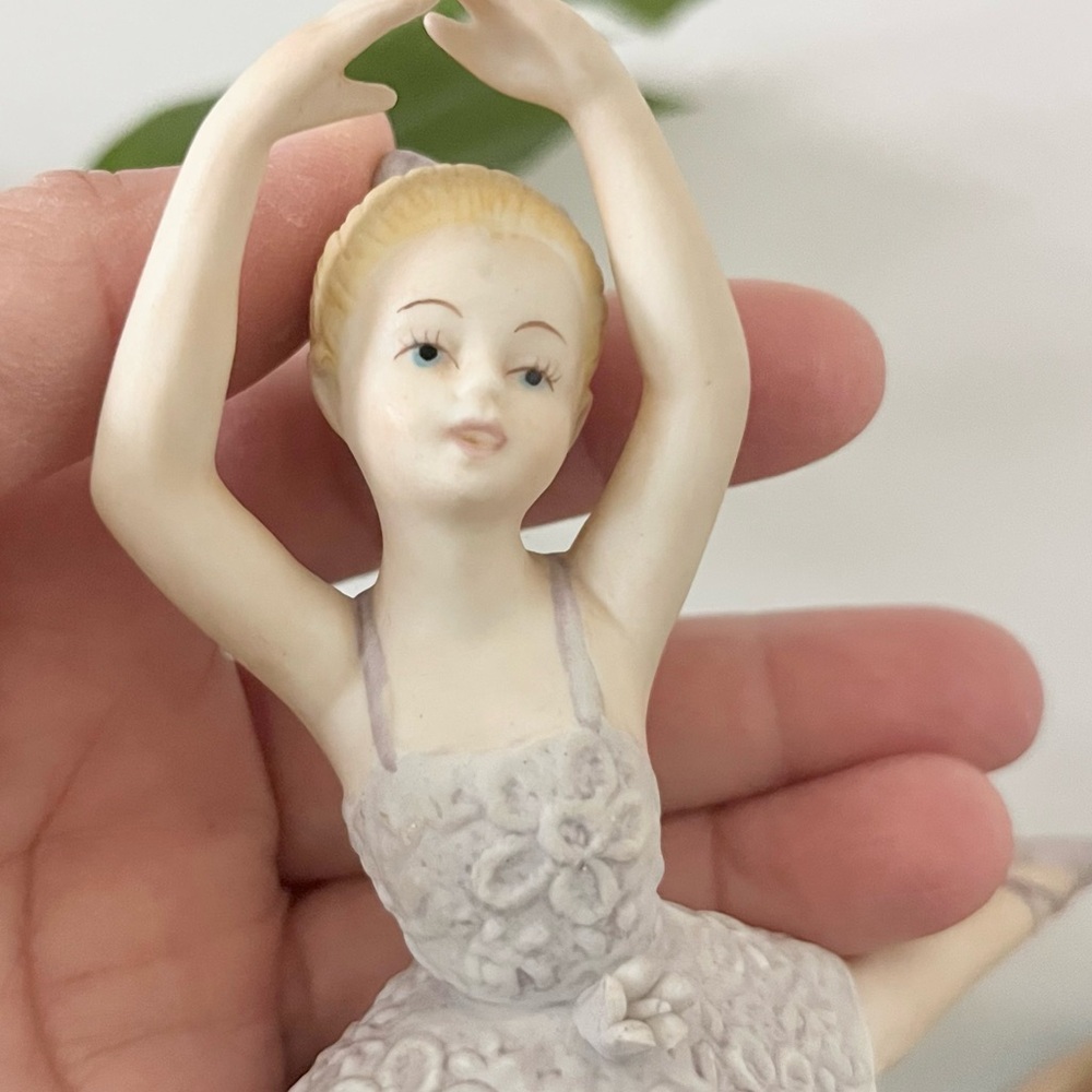 Porcelain Ballerina Figurine in Light Purple Lilac Dress Ceramic Splits EC - Picture 5 of 5